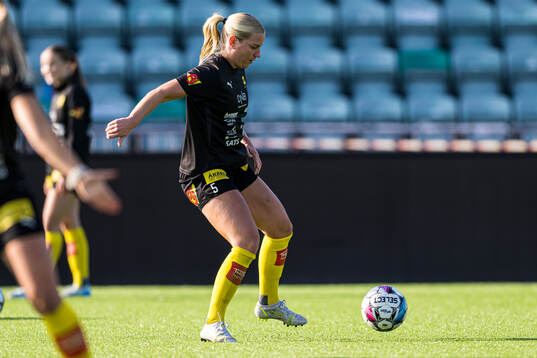 Camilla Huseby of LSK Kvinner warms up