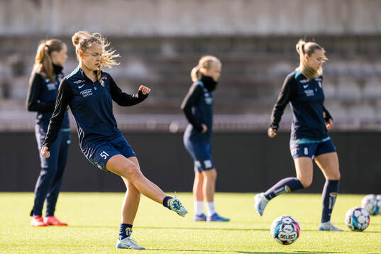 Iris Omarsdottir of Stabæk warms up