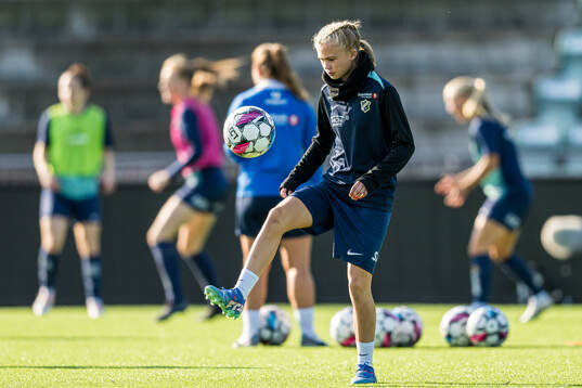 Elida Holvik Kolbjørnsen of Stabæk warms up
