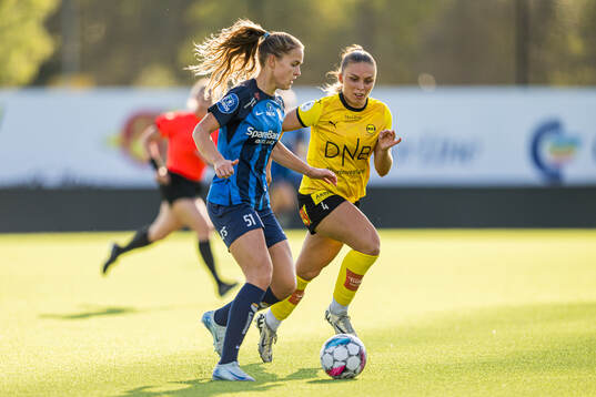 Iris Omarsdottir of Stabæk and Marte Bjelde Hjelmhaug of