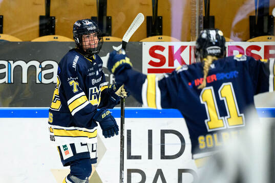 HV71s Rachel Weiss jublar