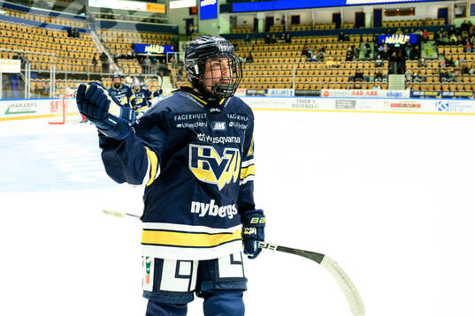 HV71s Rachel Weiss jublar