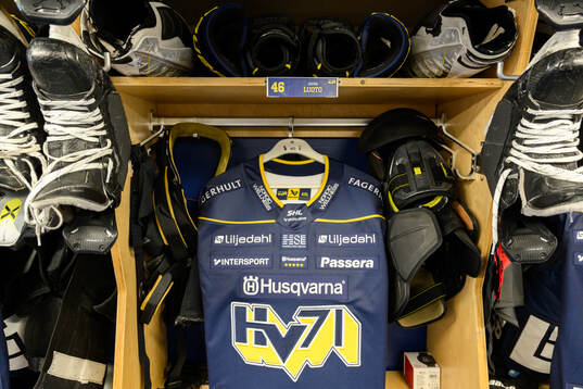Joona Luotos tröja i HV71s omklädningsrum