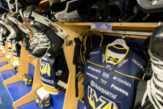 Joona Luotos tröja i HV71s omklädningsrum
