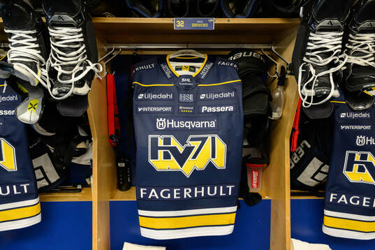 Oscar Engsunds tröja i HV71s omklädningsrum