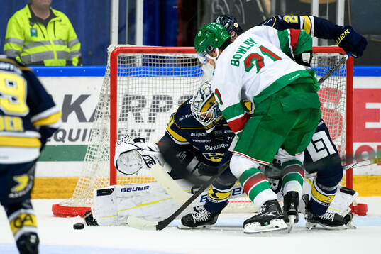 HV71s målvakt Hugo Alnefelt och Rögles Henry Bowlby