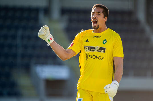 Skövde AIKs målvakt Adrian Zendejas jublar