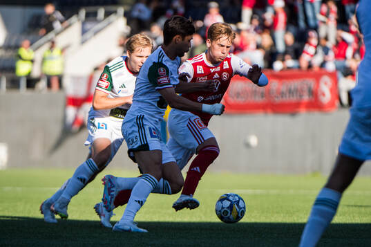 Skövde AIKs Alper Demirol och Sandvikens IFs Ludwig