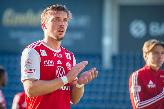 Sandvikens IFs Gustav Thörn tackar publiken