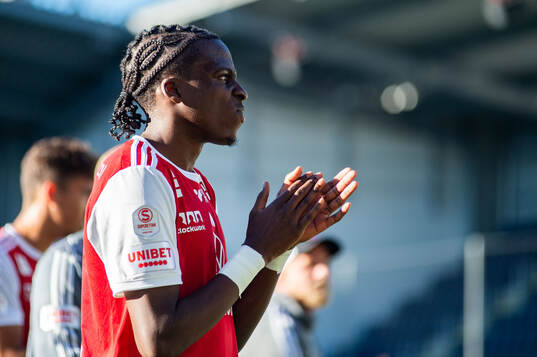 Sandvikens IFs Calvin Kabuye tackar publiken