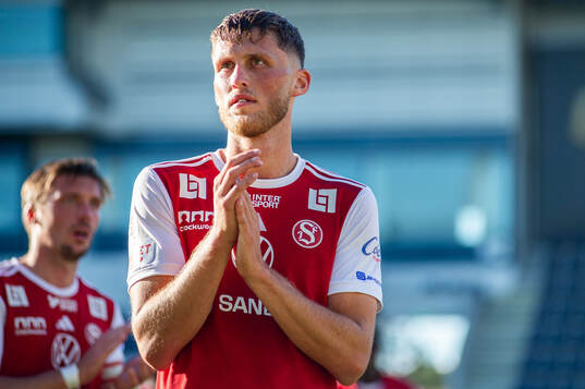 Sandvikens IFs Emil Engqvist tackar publiken