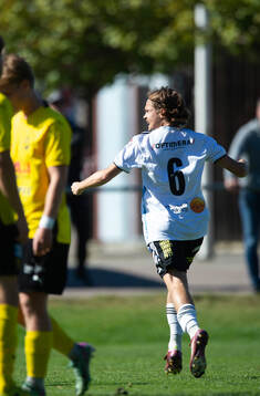 IFK Hässleholms Gustaf Winroth har gjort 0-1 och jublar i