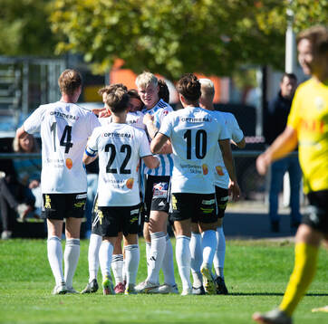 IFK Hässleholms Gustaf Winroth har gjort 0-1 och grattas i