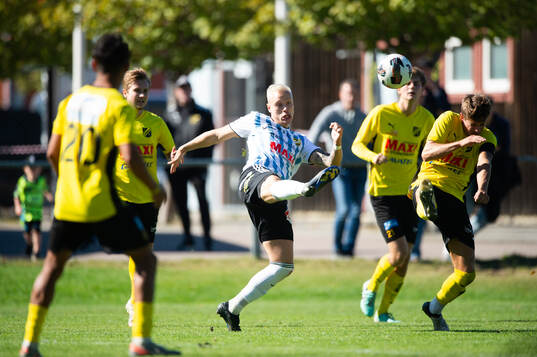 IFK Hässleholms Alexander Sjöström skjuter i matchen i