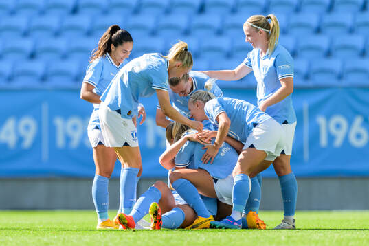 Malmö FFs Lovisa Gustafsson jublar med lagkamrater