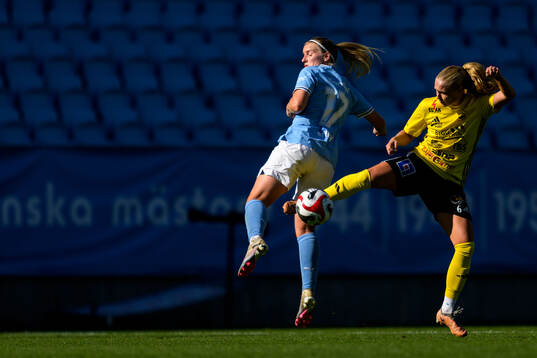 Malmö FFs Amanda Kander och Gamla Upsalas Sofia Paulsson