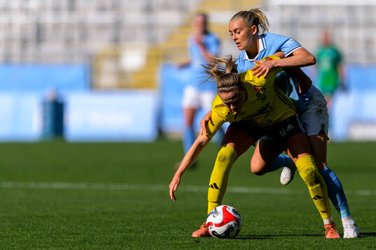 Gamla Upsalas Ebba Costow och Malmö FFs Beatrice Persson