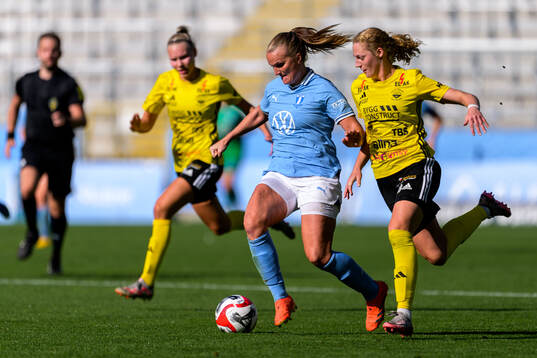 Malmö FFs Lovisa Gustafsson och Gamla Upsalas Julia