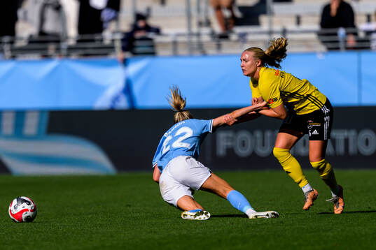 Malmö FFs Beatrice Persson och Gamla Upsalas Sofia Paulsson