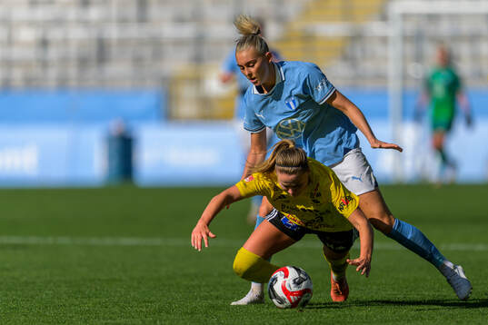 Gamla Upsalas Ebba Costow och Malmö FFs Beatrice Persson