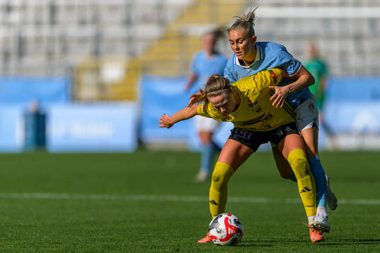 Gamla Upsalas Ebba Costow och Malmö FFs Beatrice Persson