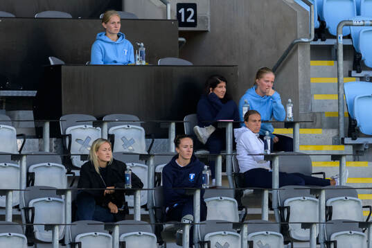 Malmö FFs Anna Plantin med lagkamrater på läktaren