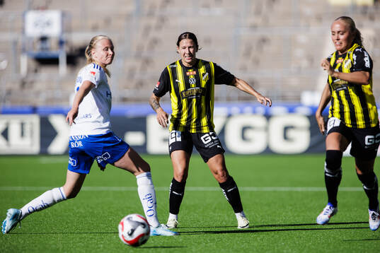 Häckens Tabby Tindell och Alva Selerud mot IFK