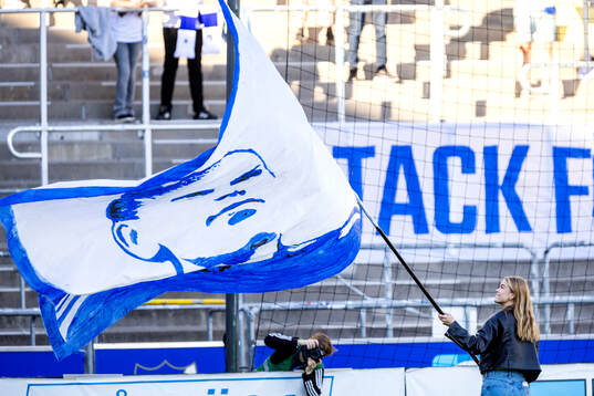 IFK Norrköpings My Cato med en flagga
