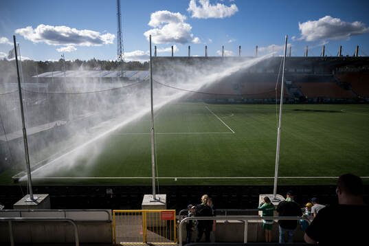 A Ett säkerhetsnät på långsidan på Hitachi Arena