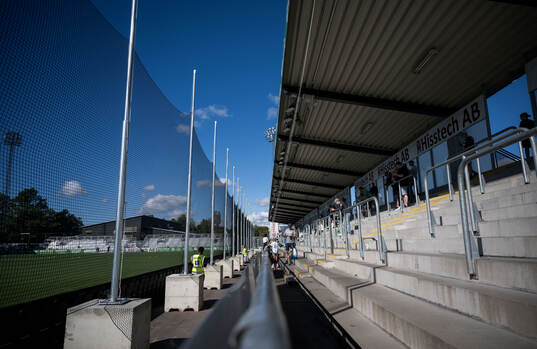 Ett säkerhetsnät på långsidan på Hitachi Arena