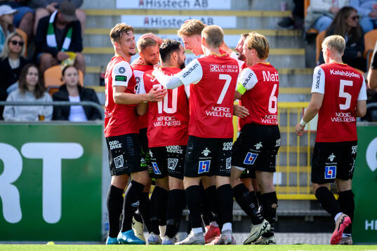 GAIS Gustav Lundgren jublar med lagkamrater