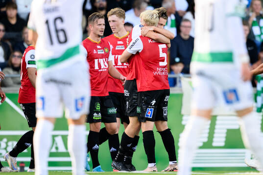 GAIS Axel Henriksson jublar med lagkamrater