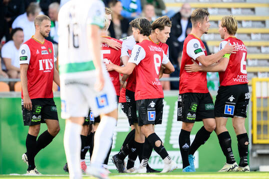GAIS Axel Henriksson jublar med lagkamrater