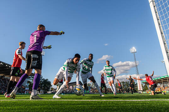Västerås Abdelrahman Boudah Saidi plockar bollen