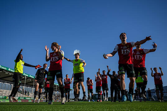 GAIS August Wängberg jublar med lagkamraterna