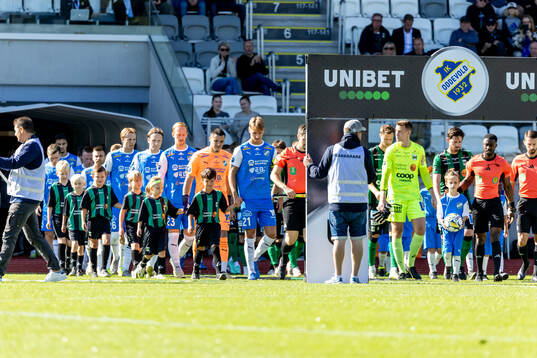IK Oddevolds och Varbergs marscherar in på arenan