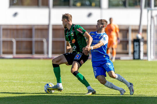Varbergs Niklas Dahlström och IK Oddevolds Liridon Kalludra