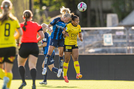 Emilie Bølviken of Stabæk and Emma Lindiwe Reshane of LSK