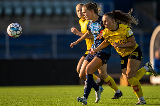 Iris Omarsdottir of Stabæk and Marte Bjelde Hjelmhaug of