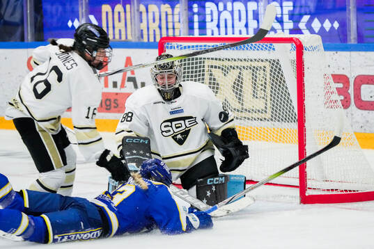 Leksands Ella Lindmark mot SDEs målvakt Lovisa Berndtsson