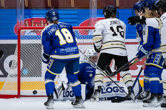Leksands Matilda Af Bjur gör mål 0-1, i bild också