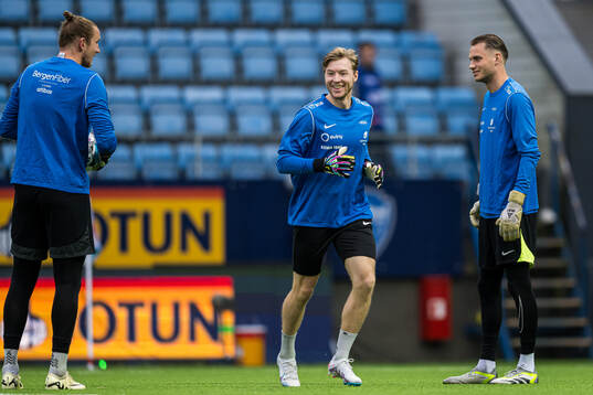 Mathias Dyngeland of Brann warms up