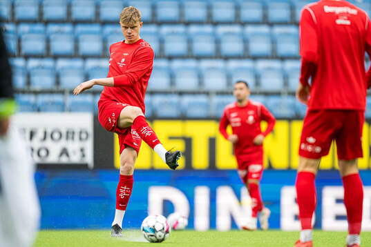 Rasmus Holten of Brann warms up