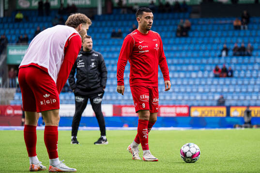 Niklas Fernando Castro of Brann warms up