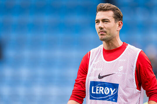 Fredrik Pallesen Knudsen of Brann warms up