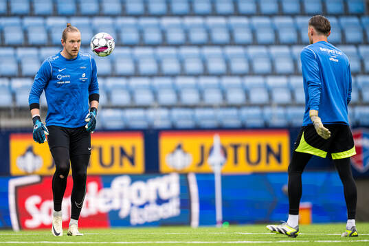 Eirik Holmen Johansen of Brann warms up