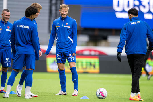 Alexander Ruud Tveter of Sandefjord warms up