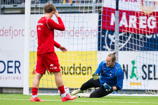 Eirik Holmen Johansen of Brann warms up