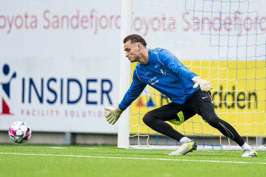 Martin Børsheim of Brann warms up