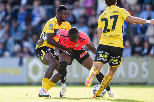 Elfsborgs Ibrahim Buhari och Halmstads Yannick Agnero